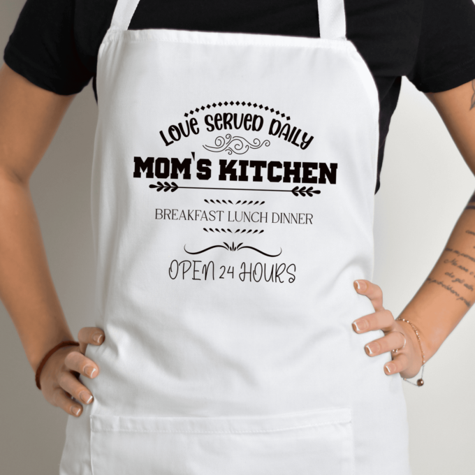 Balta prijuostė su spauda „Mom's Kitchen“