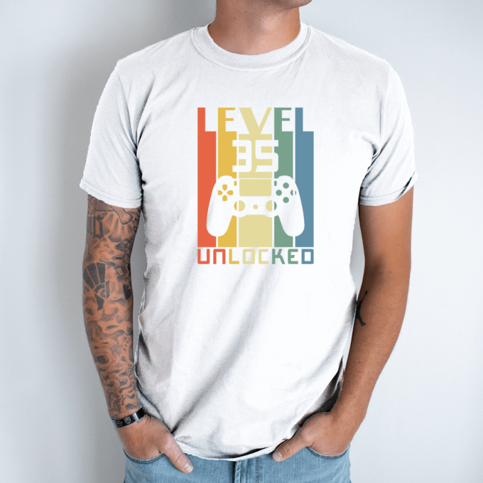 Unisex marškinėliai su spauda „Level 35 Unlocked“ - Image 2