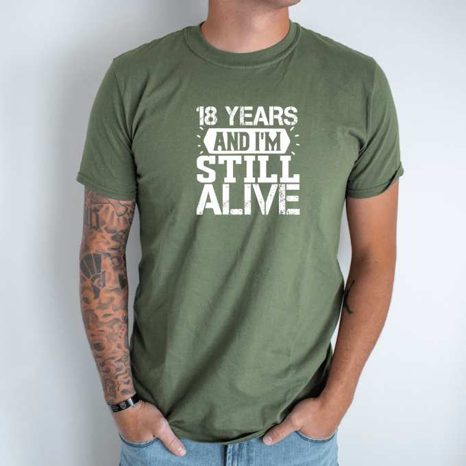 Unisex marškinėliai su spauda „18 and Still alive“ - Image 2