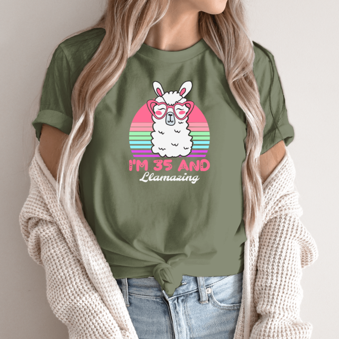 Unisex marškinėliai su spauda „35 and Llamazing“ - Image 2