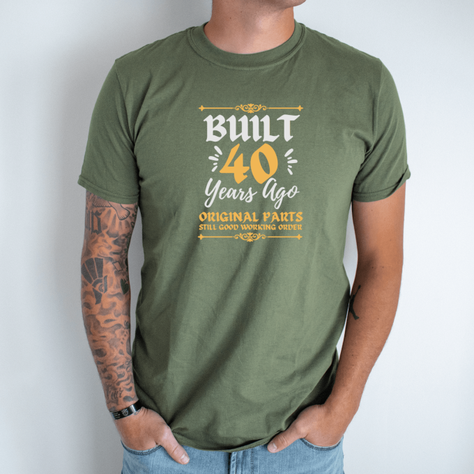 Unisex marškinėliai su spauda „Built 40 years ago“ - Image 2