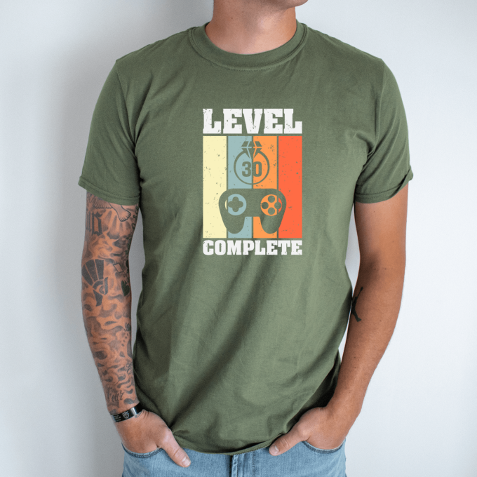Unisex marškinėliai su spauda „Level 30 Complete“ - Image 2