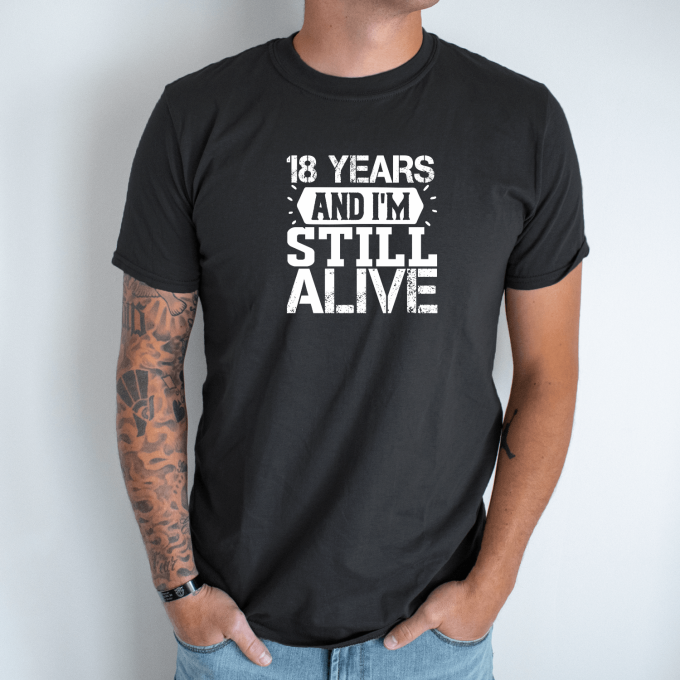 Unisex marškinėliai su spauda „18 and Still alive“ - Image 6