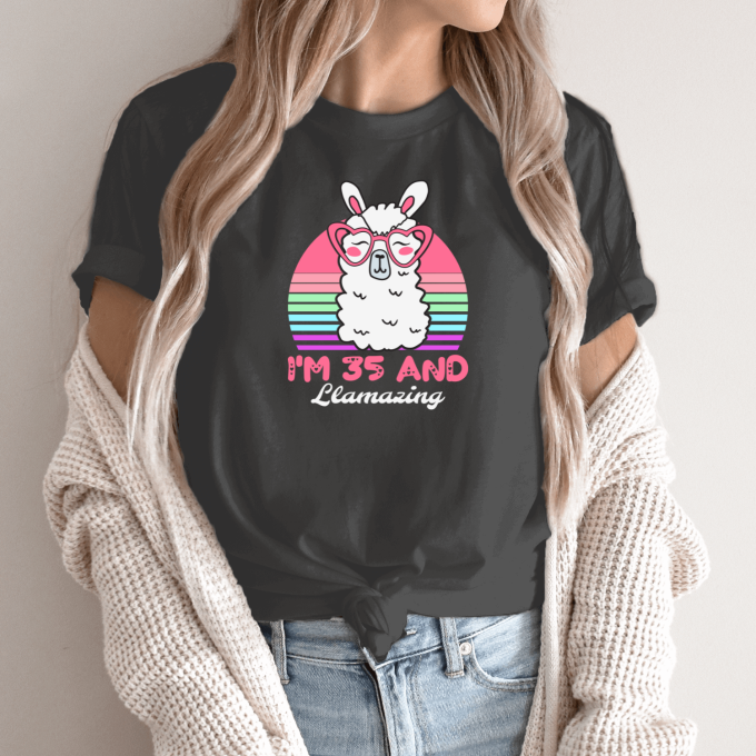 Unisex marškinėliai su spauda „35 and Llamazing“ - Image 4