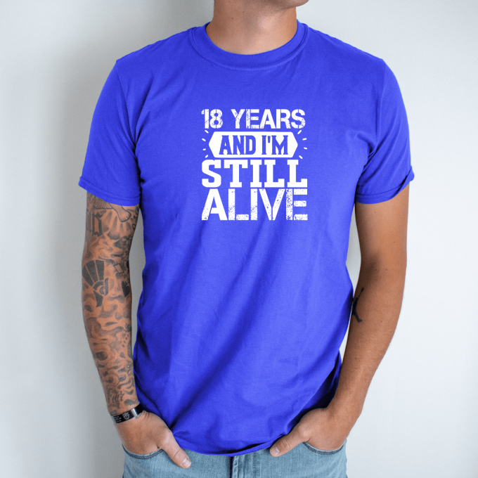 Unisex marškinėliai su spauda „18 and Still alive“ - Image 3
