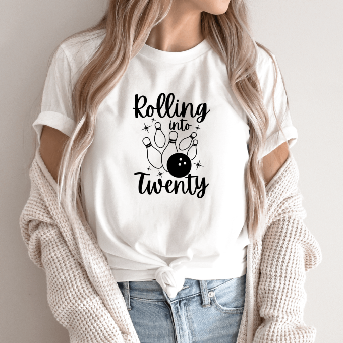 Unisex marškinėliai su spauda „Rolling to 20“ - Image 9