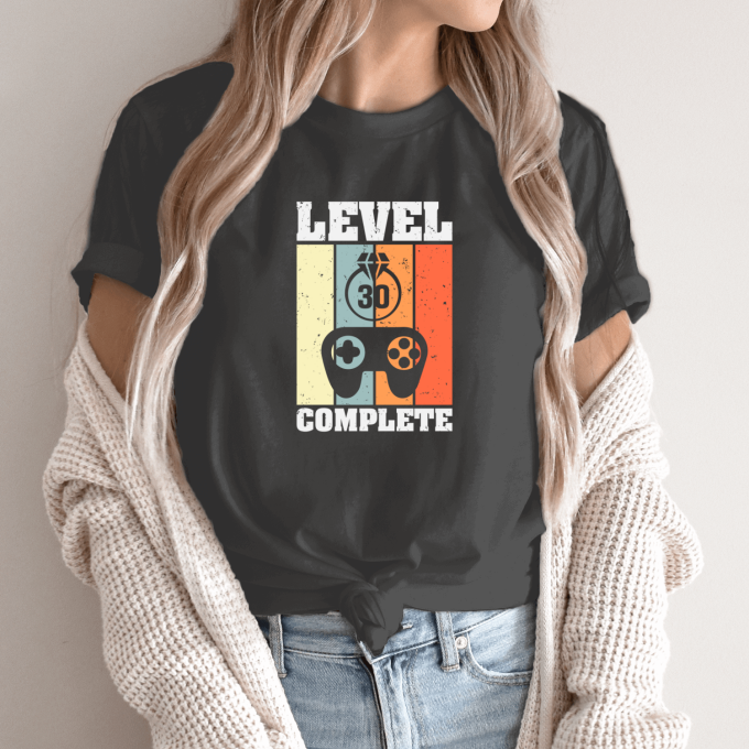 Unisex marškinėliai su spauda „Level 30 Complete“ - Image 12