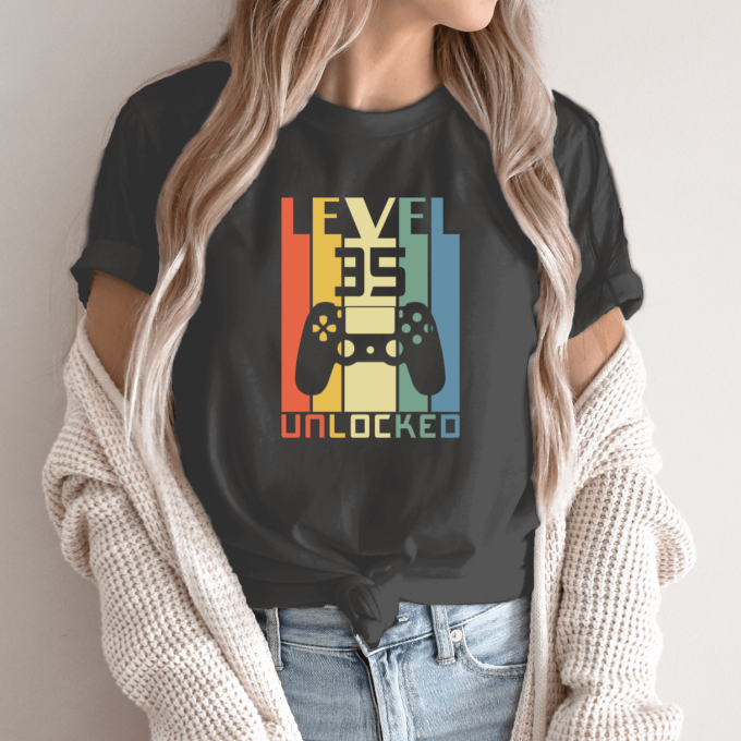 Unisex marškinėliai su spauda „Level 35 Unlocked“ - Image 11