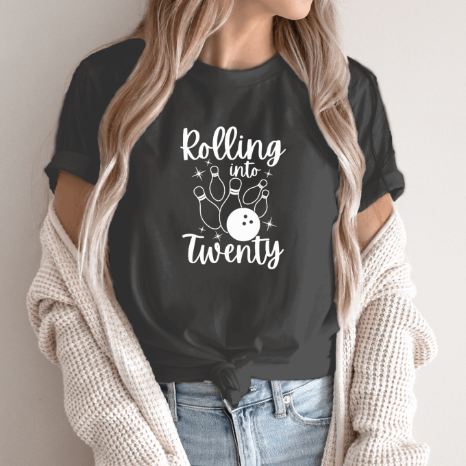 Unisex marškinėliai su spauda „Rolling to 20“ - Image 14