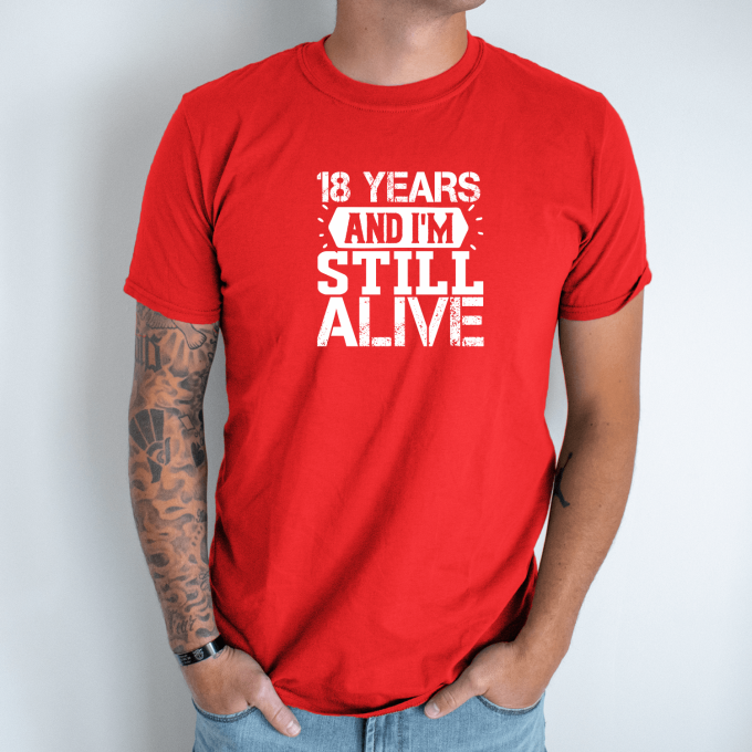Unisex marškinėliai su spauda „18 and Still alive“ - Image 5