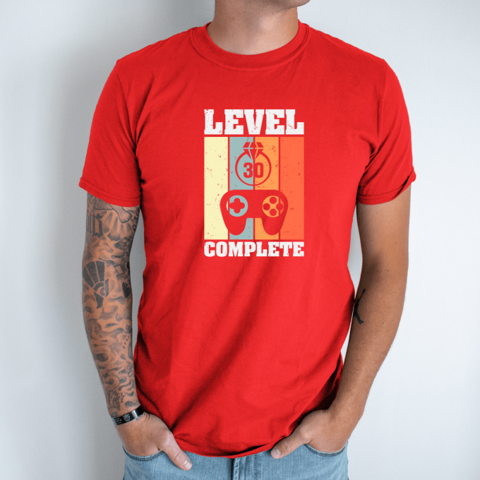 Unisex marškinėliai su spauda „Level 30 Complete“ - Image 3