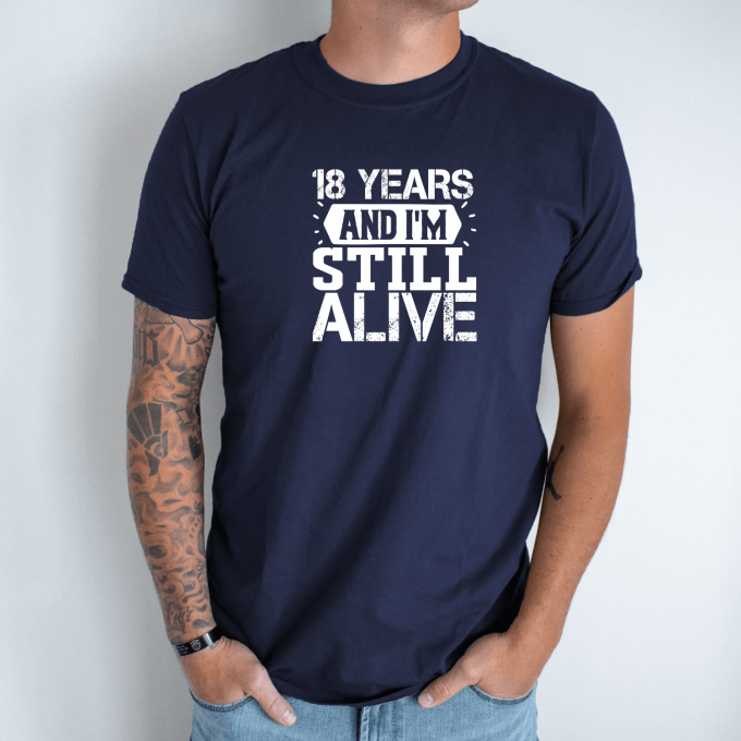 Unisex marškinėliai su spauda „18 and Still alive“ - Image 4