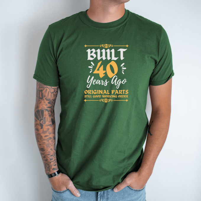 Unisex marškinėliai su spauda „Built 40 years ago“ - Image 5