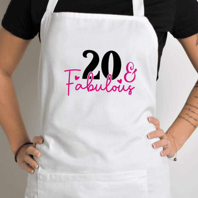 Balta prijuostė su spauda „20 and fabulous“