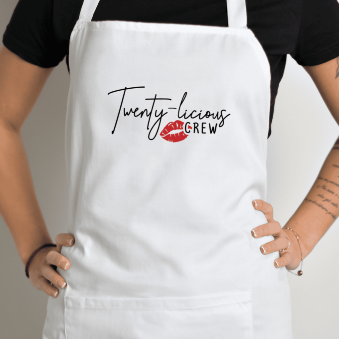 Balta prijuostė su spauda „Twenty-licious“