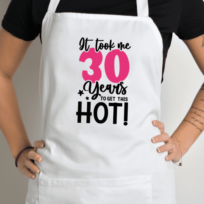 Balta prijuostė su spauda „30 Years to get this Hot“