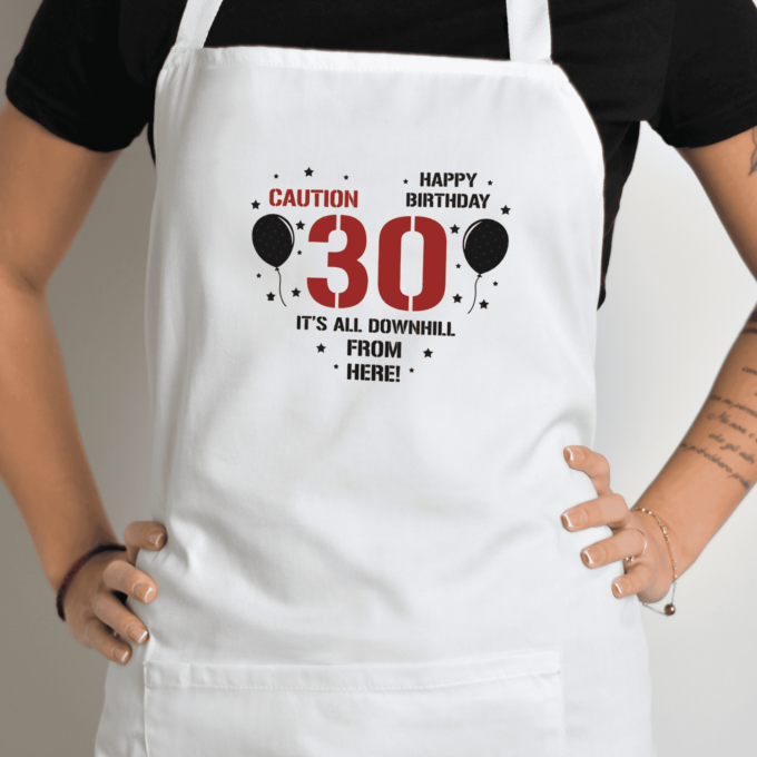 Balta prijuostė su spauda „Caution - 30!“