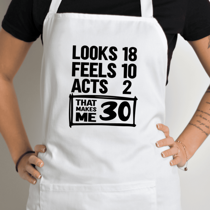 Balta prijuostė su spauda „Makes me 30“