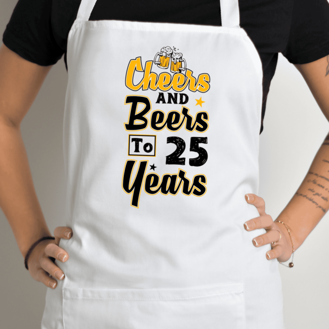 Balta prijuostė su spauda „Cheer and Beer to 25“