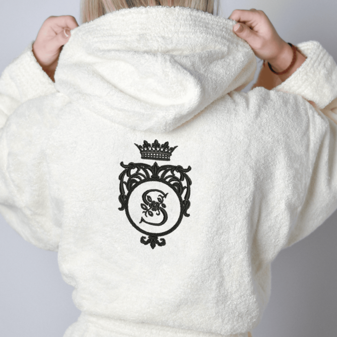 Siuvinėtas unisex chalatas „Inicialas“ - Image 2