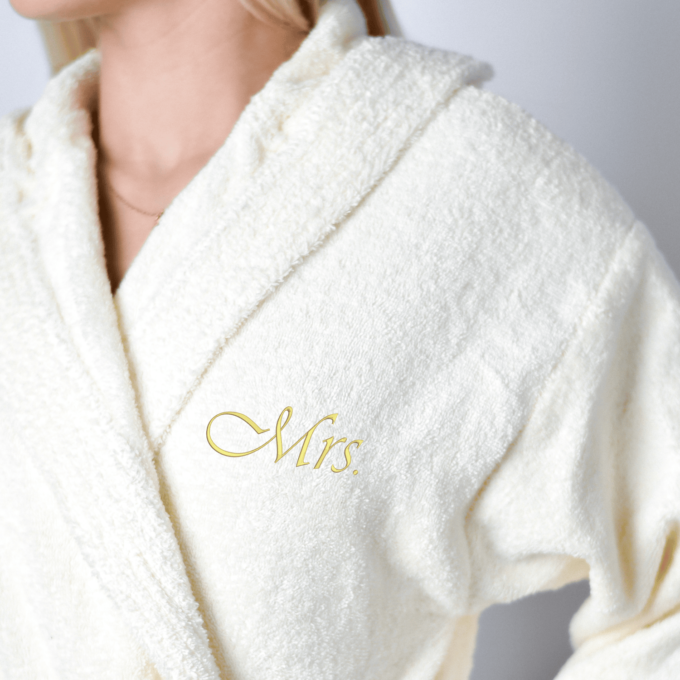 Siuvinėtas unisex chalatas „Mrs.“ - Image 2