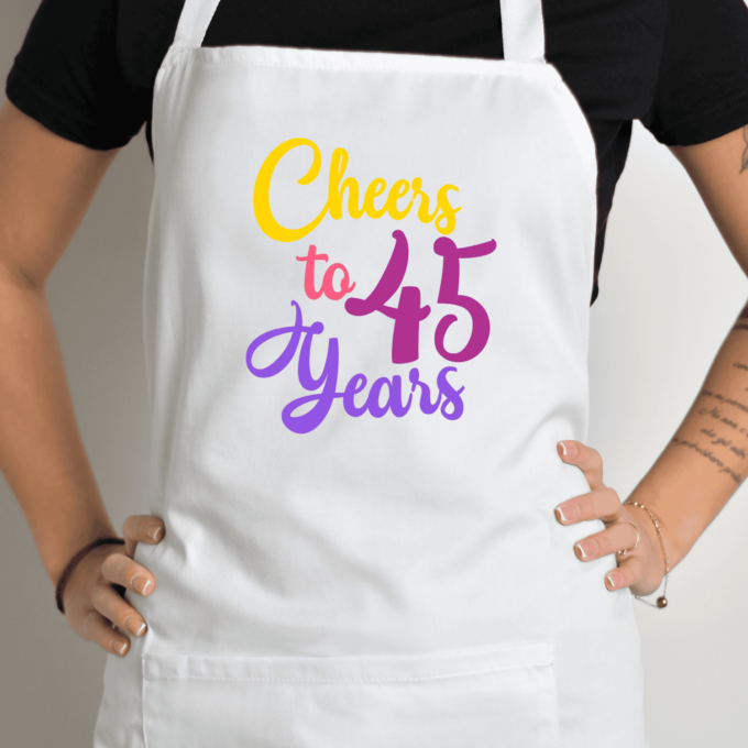 Balta prijuostė su spauda „Cheers to 45 Years“