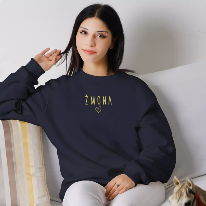 tamsiai-melyna-siuvinetas-unisex-dzemperis-zmonai