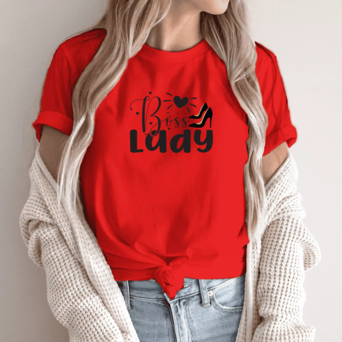 raudona-unisex-marskineliai-su-spauda-boss-lady