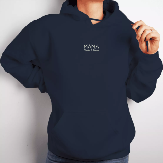 tamsiai-melyna-siuvinetas-unisex-dzemperis-mama-su-vardais