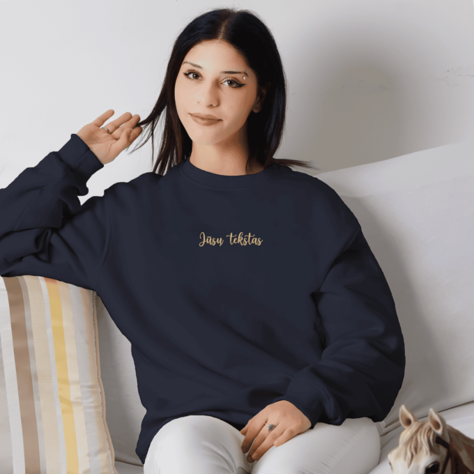 Siuvinėtas unisex džemperis be kapišono „Jūsų tekstas“ - Image 5