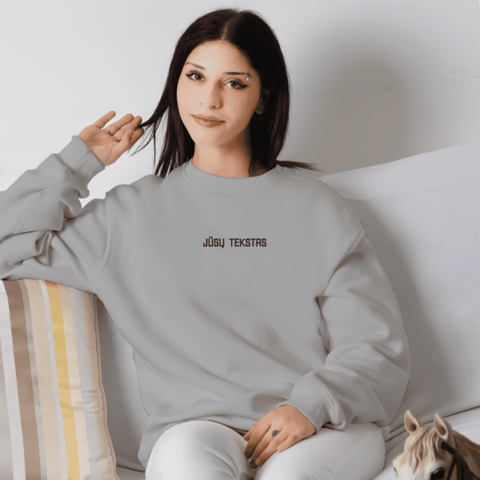 Siuvinėtas unisex džemperis be kapišono „Jūsų tekstas“ - Image 3