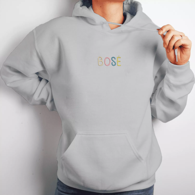 pilka-siuvinetas-unisex-dzemperis-spalvota-bose