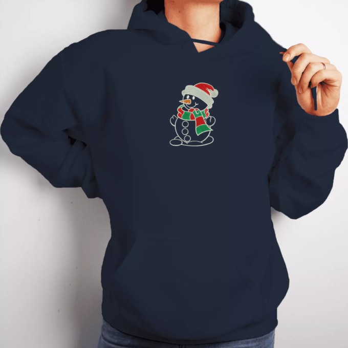 tamsiai-melyna-siuvinetas-unisex-dzemperis-besmegenis-2