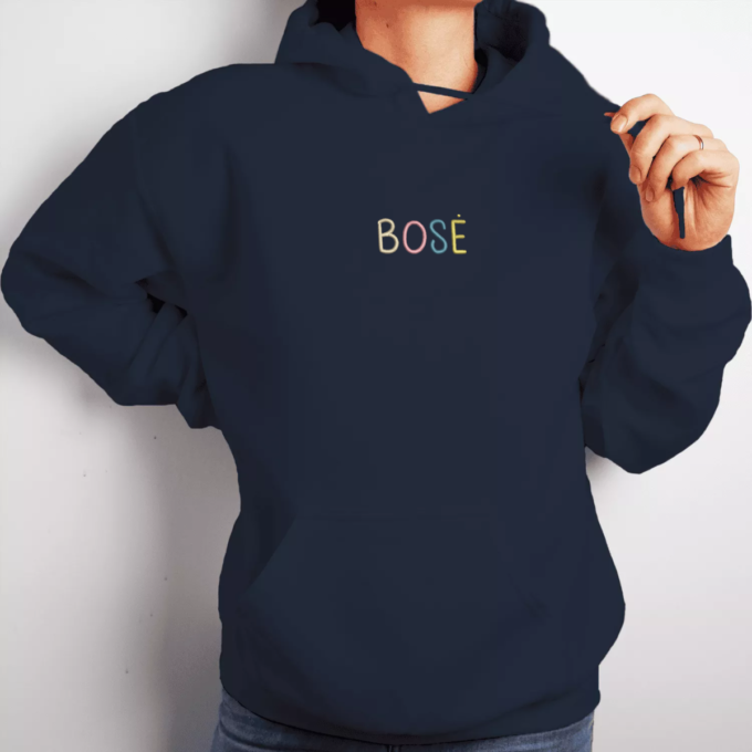 tamsiai-melyna-siuvinetas-unisex-dzemperis-spalvota-bose