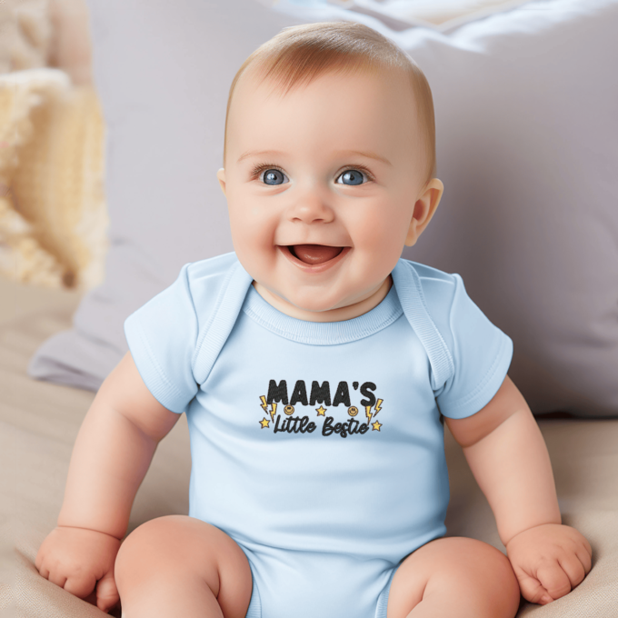 Siuvinėtas vaikiškas bodžiukas "Mama's Little Bestie" - Image 2