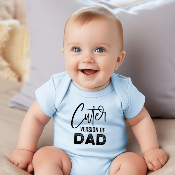 Vaikiškas bodžiukas su spauda "Cuter version of Dad" - Image 2
