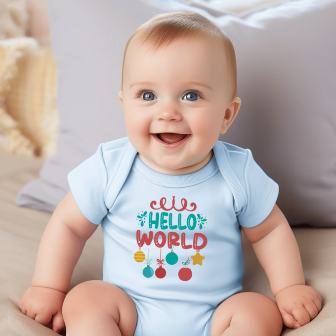 Vaikiškas bodžiukas su spauda "Hello World" - Image 3