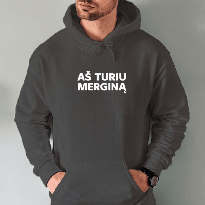 tamsiai-pilka-unisex-dzemperis-su-spauda-as-turiu-mergina