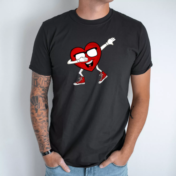 juoda-unisex-marskineliai-su-spauda-dabbing-heart