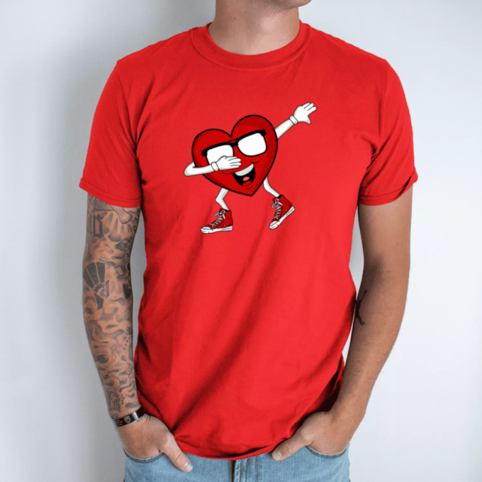 raudona-unisex-marskineliai-su-spauda-dabbing-heart