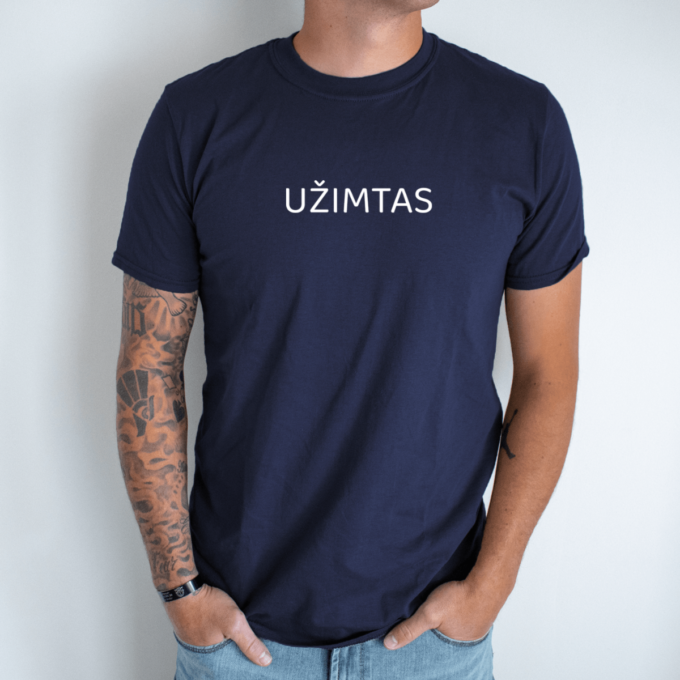 tamsiai-melyna-unisex-marskineliai-su-spauda-uzimtas