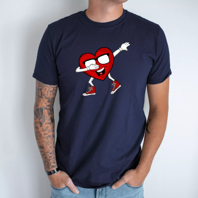 tamsiai-melyna-unisex-marskineliai-su-spauda-dabbing-heart