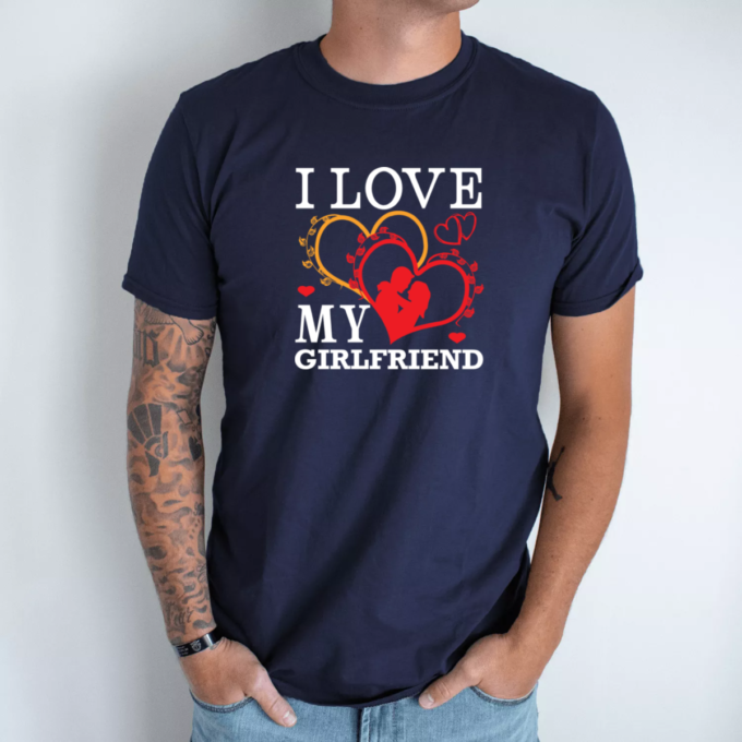 tamsiai-melyna-unisex-marskineliai-su-spauda-i-love-my-girlfriend