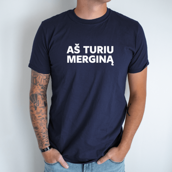 tamsiai-melyna-unisex-marskineliai-su-spauda-as-turiu-mergina