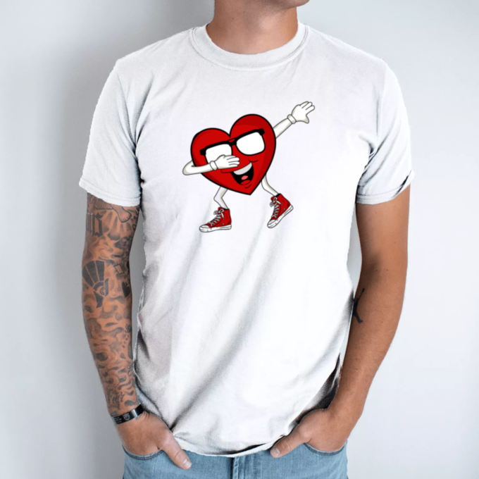 balta-unisex-marskineliai-su-spauda-dabbing-heart