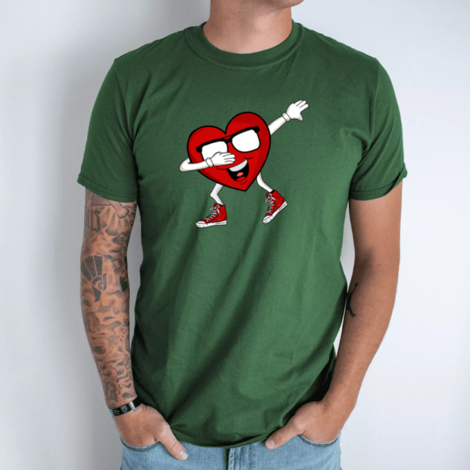 tamsiai-zalia-unisex-marskineliai-su-spauda-dabbing-heart