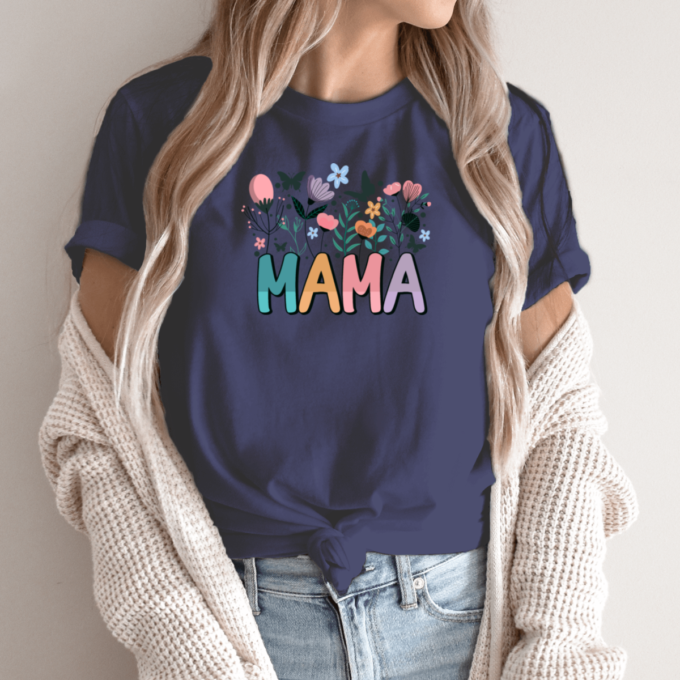 tamsiai-melyna-unisex-marskineliai-su-spauda-mama-tarp-geliu