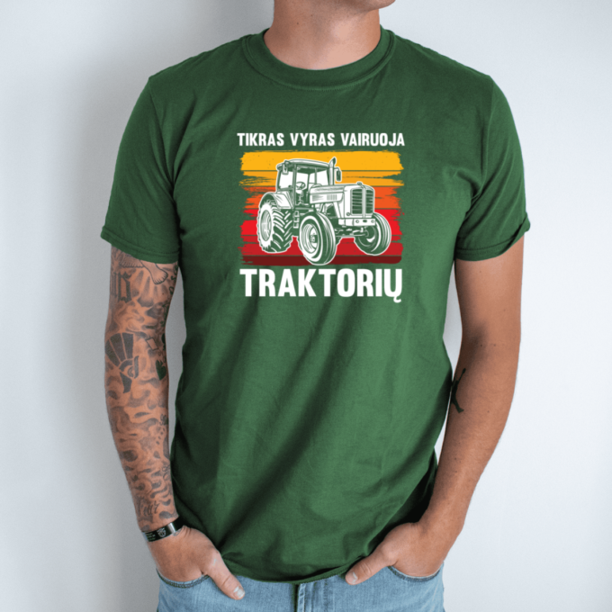 tamsiai-zalia-unisex-marskineliai-su-spauda-traktorius