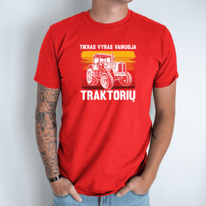 raudona-unisex-marskineliai-su-spauda-traktorius