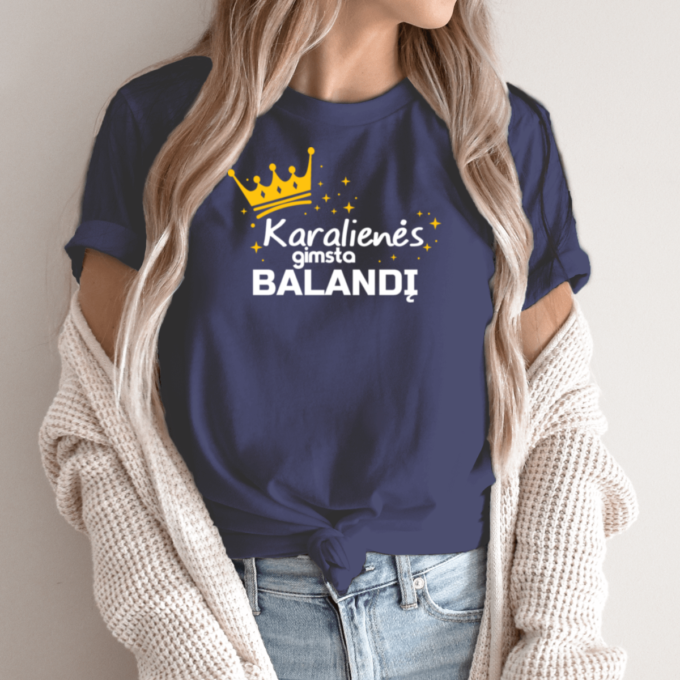 tamsiai-melyna-unisex-marskineliai-su-spauda-karalienes-gimsta-balandi